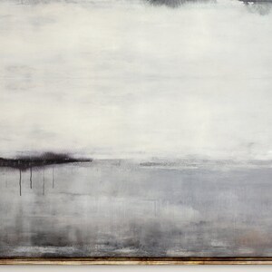 Puede incluir: Una pintura rectangular grande que presenta un paisaje abstracto en tonos grises, blancos y negros. La composici&oacute;n muestra capas horizontales de tonos apagados con gotas de pintura oscura que descienden desde una l&iacute;nea de horizonte hacia una base texturizada.