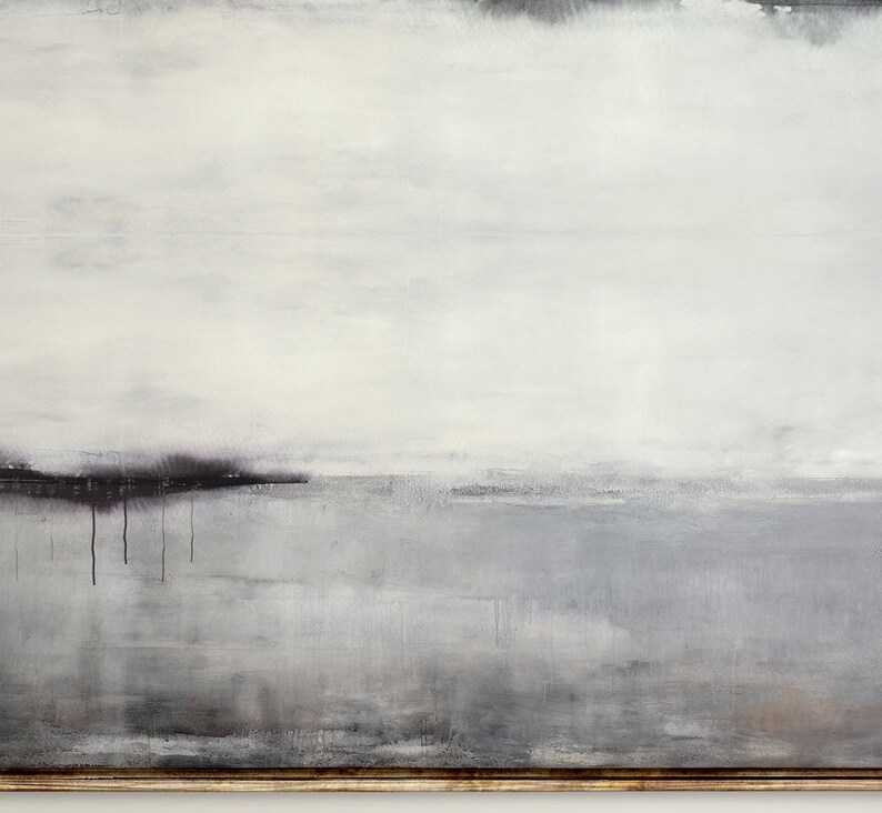 Puede incluir: Una pintura rectangular grande que presenta un paisaje abstracto en tonos grises, blancos y negros. La composici&oacute;n muestra capas horizontales de tonos apagados con gotas de pintura oscura que descienden desde una l&iacute;nea de horizonte hacia una base texturizada.