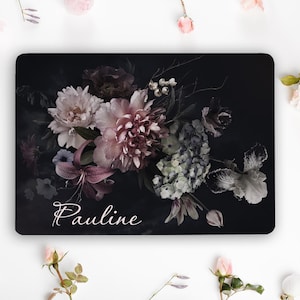 Könnte beinhalten: Ein rechteckiges Mauspad mit schwarzem Hintergrund und einem dunklen Blumenarrangement aus Pfingstrosen, Hortensien und Lilien in Violett-, Rosa- und Weißtönen. Der Name Pauline ist in weißer Schreibschrift in der unteren linken Ecke gedruckt.