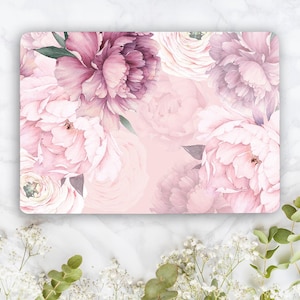 Könnte beinhalten: Ein rechteckiger Laptop-Aufkleber mit einer Aquarellillustration von großen, blühenden Pfingstrosen in Altrosa, zartem Rosa und dunklem Mauve, akzentuiert durch dunkelgrüne Blätter auf einem hellen, einfarbigen rosa Hintergrund.