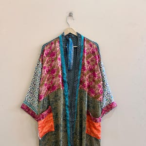 Kimono de seda con patchwork: un vestido playero bohemio