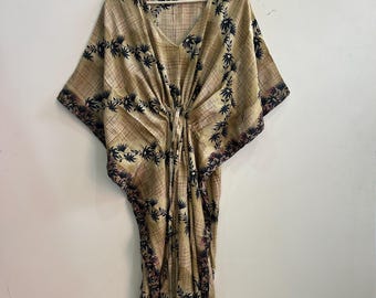Kaftano in seta riciclata, ispirato ai sari: abbigliamento da casa in stile boho.