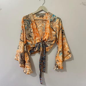 Blusa cruzada de seda estampada: mangas acampanadas estilo vintage