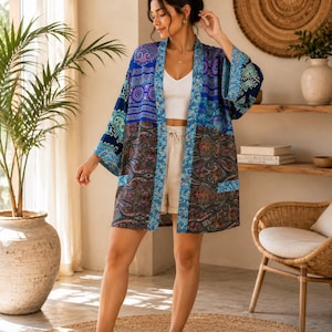 Abito kimono corto in seta stile sari, ideale per la spiaggia e il tempo libero.