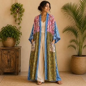 Peut inclure: Un long kimono ouvert sur le devant avec un motif patchwork composé de panneaux aux imprimés floraux roses, vert olive et bleus. Le vêtement comprend deux poches plaquées à l'avant, des manches larges et une bordure verticale bleue contrastée.