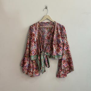 Nieuwe crop top en T-shirts met klokmouwen voor dames in vintage stijl