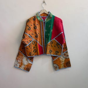 Chaqueta vintage Kiara de patchwork acolchada y corta Kantha, chaqueta reversible hecha a mano