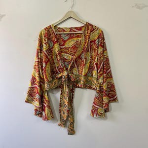 Blusa cruzada de seda: túnica vintage con mangas acampanadas