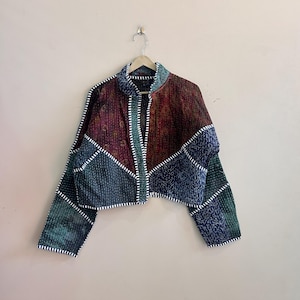 Puede incluir: Un letrero de madera rústica con el texto "Welcome to our home" en letras blancas. El letrero presenta un acabado envejecido y un diseño simple y acogedor, perfecto para un porche o entrada.