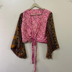Blusa cruzada de seda estampada: túnica vintage con mangas acampanadas