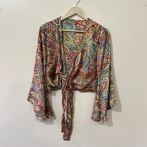 Blusa cruzada de seda estampada: túnica con mangas acampanadas