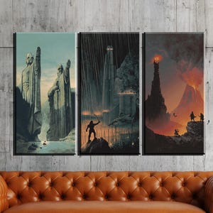 Op de afbeelding: Een drieluik wandkunstset met drie verticale panelen die fantasielandschappen tonen met stenen beelden, een donker fort in de regen en een vulkanisch berglandschap met silhouetten tegen een gloeiende oranje lucht.