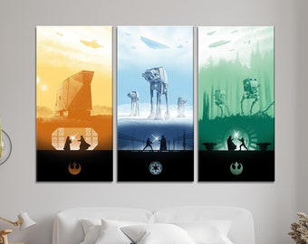 Op de afbeelding: Een driedelige Star Wars-geïnspireerde kunstprintset. De panelen hebben een gele, blauwe en groene achtergrond met silhouetten van personages en voertuigen uit het Star Wars-universum. De panelen zijn zwart ingelijst en hangen aan een witte muur.