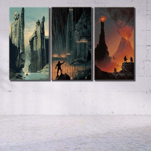 Op de afbeelding: Een driedelige wandkunstset met fantasy-illustraties. Het linkerpaneel toont twee grote stenen beelden bij een rivier. Het middelste paneel toont een donker fort en een silhouet. Het rechterpaneel toont een vulkanisch landschap.