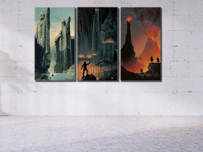 Op de afbeelding: Een driedelige wandkunstset met fantasy-illustraties. Het linkerpaneel toont twee grote stenen beelden bij een rivier. Het middelste paneel toont een donker fort en een silhouet. Het rechterpaneel toont een vulkanisch landschap.