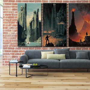 Op de afbeelding: Een driedelige wandkunstset met fantasy-illustraties. Het linkerpaneel toont twee grote stenen beelden en een boot. Het middelste paneel toont een donker fort in de regen. Het rechterpaneel toont een vulkanisch landschap.