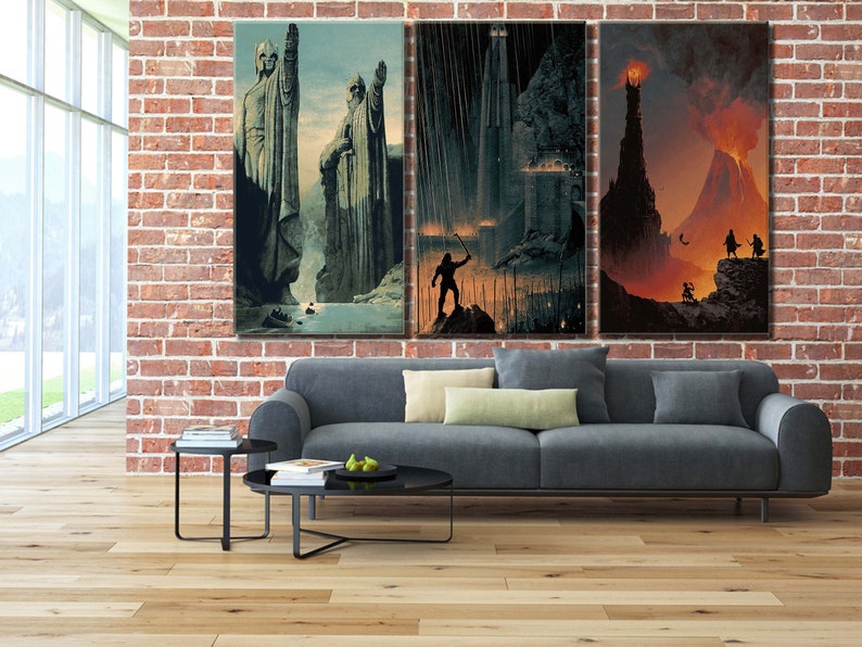 Op de afbeelding: Een driedelige wandkunstset met fantasy-illustraties. Het linkerpaneel toont twee grote stenen beelden en een boot. Het middelste paneel toont een donker fort in de regen. Het rechterpaneel toont een vulkanisch landschap.