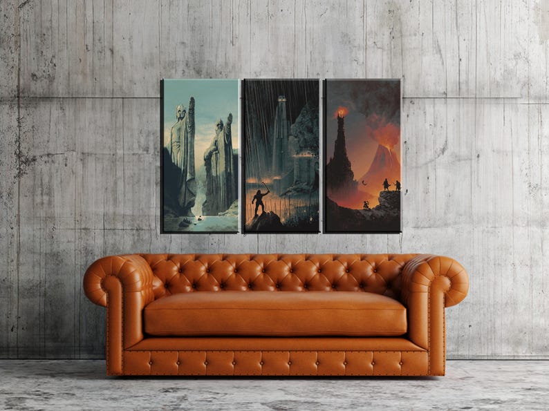 Op de afbeelding: Een drieluik wandkunstset met drie verticale panelen die fantasielandschappen tonen met stenen beelden, een donker fort in de regen en een vulkanisch berglandschap met silhouetten tegen een gloeiende oranje lucht.