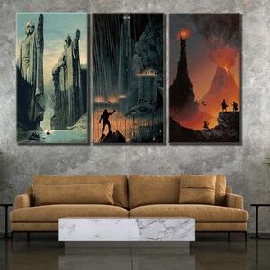 Op de afbeelding: Een driedelige wandkunstset met fantasielandschappen. Het linkerpaneel toont twee grote stenen beelden bij een rivier. Het middelste paneel toont een donker fort in de regen met een silhouet. Het rechterpaneel toont een vulkanische berg.