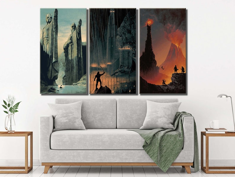 Op de afbeelding: Een driedelige wandkunstset met fantasy-illustraties. Het linkerpaneel toont twee grote stenen beelden bij een rivier. Het middelste paneel toont een donker fort in de regen met een figuur die een staf vasthoudt. Het rechterpaneel toont een vulkaanlandschap.