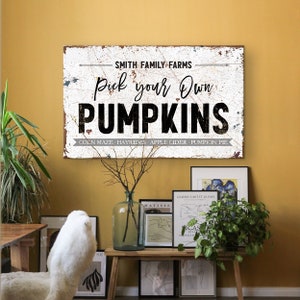 Pode incluir: Uma placa branca com tinta desgastada e texto preto que diz "Smith Family Farms Pick Your Own Pumpkins Corn Maze - Hayrides - Apple Cider - Pumpkin Pie".