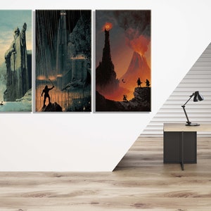 Op de afbeelding: Een set van drie rechthoekige wandkunstprints met fantasielandschappen. Het eerste paneel toont twee grote stenen beelden bij een rivier. Het tweede paneel toont een donker fort in de regen. Het derde paneel toont een vulkanisch berglandschap.
