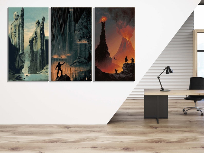 Op de afbeelding: Een set van drie rechthoekige wandkunstprints met fantasielandschappen. Het eerste paneel toont twee grote stenen beelden bij een rivier. Het tweede paneel toont een donker fort in de regen. Het derde paneel toont een vulkanisch berglandschap.
