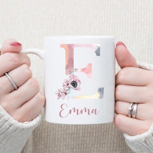 Taza floral personalizada, posavasos con monograma, acuarela floral, letra de flor, taza con inicial, regalo para ella, monograma de acuarela, taza con nombre