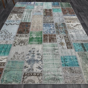 Könnte beinhalten: Ein Patchwork-Teppich mit verschiedenen Farben und Mustern, darunter Blau, Grün, Braun und Weiß. Der Teppich ist aus recycelten Materialien hergestellt und hat einen Used-Look.