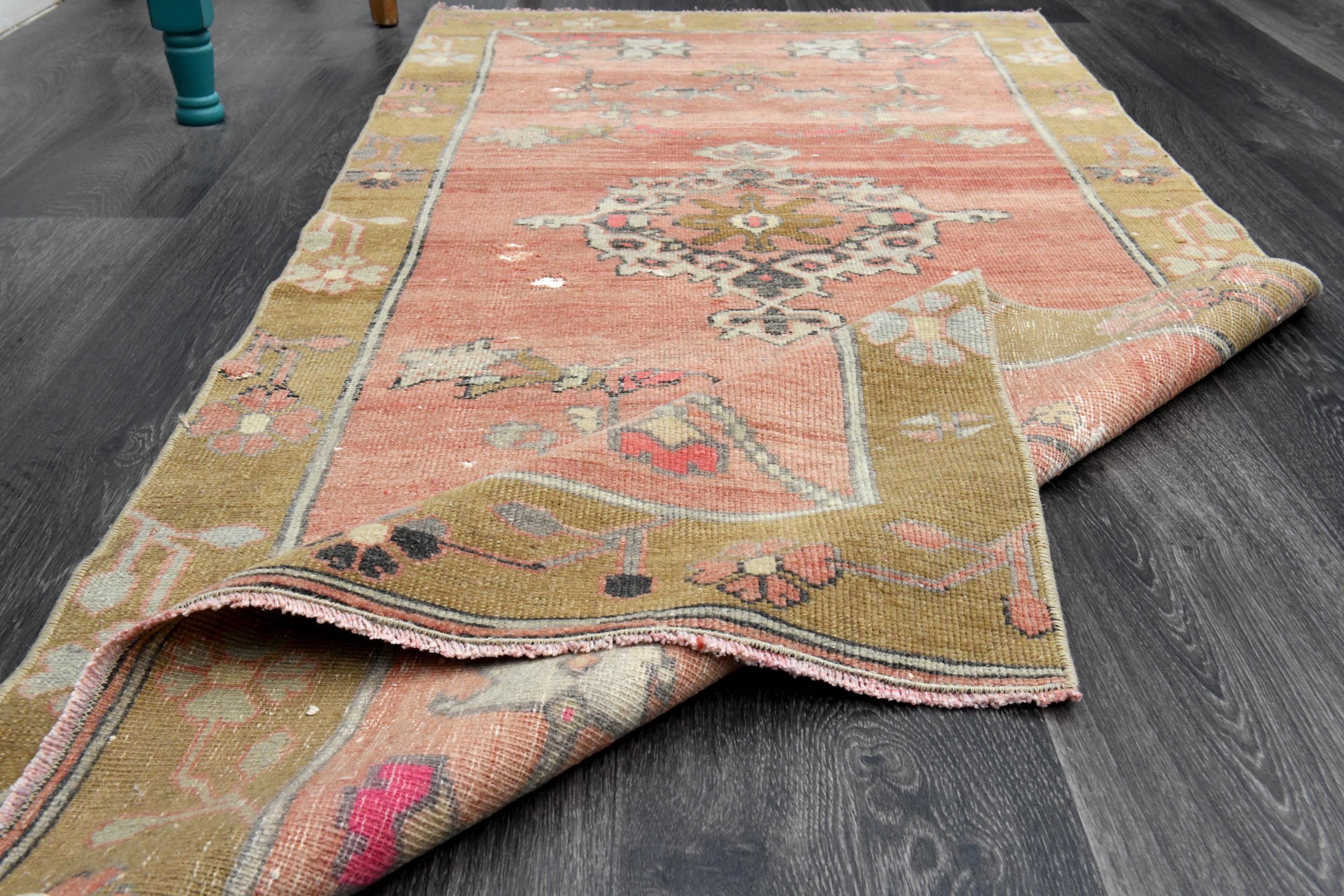 2'6x5'8 フィート、色あせた赤いランナー、ヴィンテージ ショート