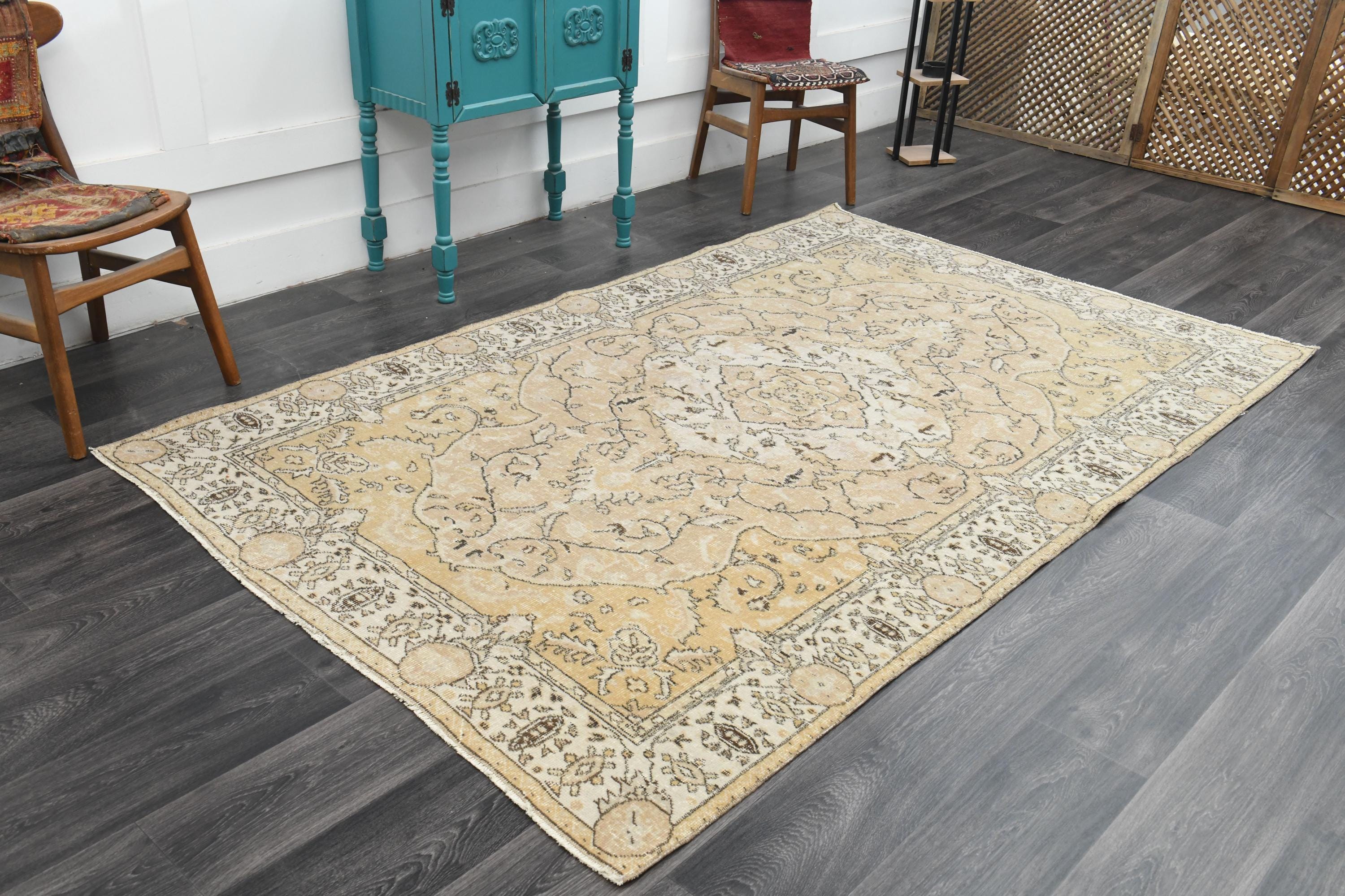 ベージュ　ヴィンテージラグ　トルコラグ 手織りヴィンテージトルコラグ、5.7x9.9フィート、ベージュアナトリア