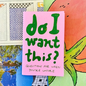 Puede incluir: Un bloc de notas rosa con el texto verde "do I want this?" y la frase "QUESTIONS FOR WHEN YOU'RE UNSURE." El bloc de notas se encuentra sobre un fondo de ilustraciones y collages coloridos.
