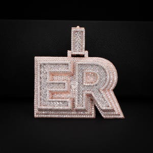 Colgante personalizado de moissanita VVS con diamantes, en plata de ley 925. Cualquier letra, bicolor. Colgante baguette de diseño personalizado y totalmente helado.