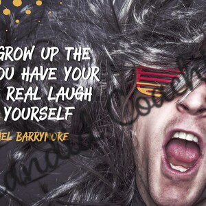 Puede incluir: Una imagen en blanco y negro de una persona con el pelo largo y desordenado que lleva gafas de sol rojas y amarillas. La persona est&aacute; riendo con la boca abierta y la lengua fuera. La cita "You grow up the day you have your first real laugh at yourself" est&aacute; escrita en blanco sobre fondo negro. La cita se atribuye a Ethel Barrymore.