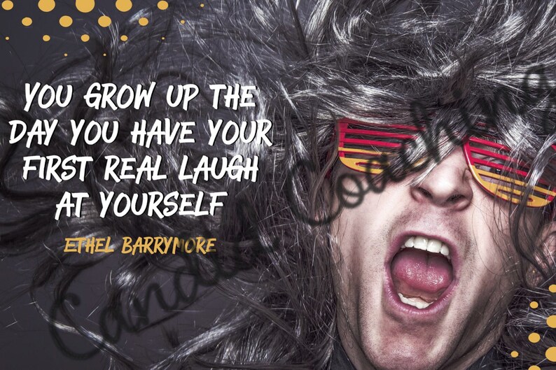 Puede incluir: Una imagen en blanco y negro de una persona con el pelo largo y desordenado que lleva gafas de sol rojas y amarillas. La persona est&aacute; riendo con la boca abierta y la lengua fuera. La cita "You grow up the day you have your first real laugh at yourself" est&aacute; escrita en blanco sobre fondo negro. La cita se atribuye a Ethel Barrymore.