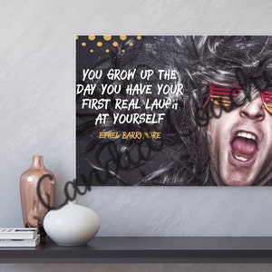 Puede incluir: Un p&oacute;ster de cita motivacional en blanco y negro con un hombre que lleva gafas de sol rojas y amarillas y un peinado salvaje. La cita dice "Creces el d&iacute;a que te r&iacute;es de verdad de ti mismo." - Ethel Barrymore.