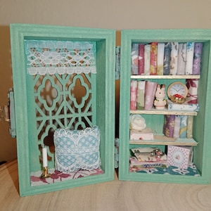 Mini reading nook, book nook diorama, miniature library, handmade miniature, wooden box diorama, miniature books, 1:12 scale