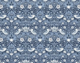 Op de afbeelding: Een blauwe en witte bloemenstof met een herhalend patroon van vogels, bloemen en bladeren. De stof heeft een vintage uitstraling en is perfect voor patchwork, knutselen en interieurprojecten.