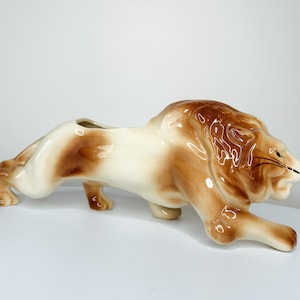 Vintage midcentury ceramic lion planter/MCM ceramic planter/vintage lion decor