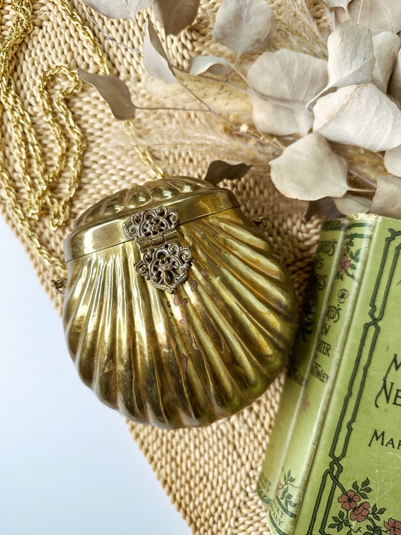 Vintage brass scalloped shell purse/vintage brass 