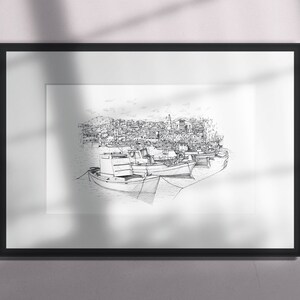 Peut inclure: Un dessin au trait noir et blanc d'une ville avec des bateaux amarrés dans le port. Les bateaux sont dessinés avec des détails, y compris leurs filets et leurs cordes.