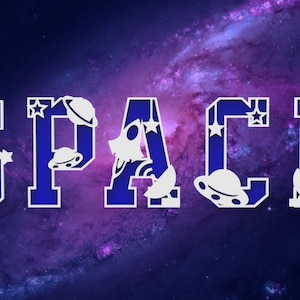 Peut inclure: Le mot « SPACE » est écrit en grandes lettres bleues avec des contours blancs. Chaque lettre est décorée d'icônes sur le thème de l'espace, notamment des étoiles, des planètes, des fusées et des soucoupes volantes. L'arrière-plan est une nébuleuse violette et bleue.