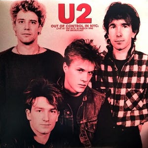 Puede incluir: Una fotografía en blanco y negro de la banda U2. Los miembros de la banda están mirando a la cámara. La foto es de una actuación en directo en The Ritz en la ciudad de Nueva York el 16 de marzo de 1982. El texto "U2 Out of Control in NYC: Live at The Ritz, 16 March 1982 FM Broadcast" está impreso en la foto.