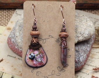 Boucles d'oreilles cuivre image abstrait, pierre naturelle agate, boucles d'oreilles roses asymmetriques, Blue Terra Studio