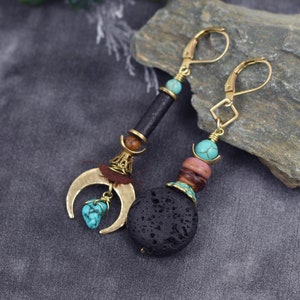 Longues boucles d'oreilles turquoise demi lune dépareillées dorees geometriques bohemes image 1