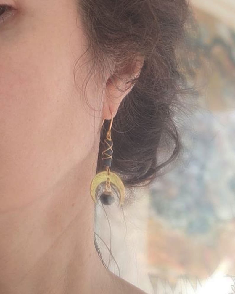 Boucles d'oreilles lapis lazuli demi lune dépareillées doré bleu geometriques bohemes, cercles image 5