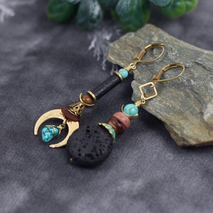 Longues boucles d'oreilles turquoise demi lune dépareillées dorees geometriques bohemes image 4