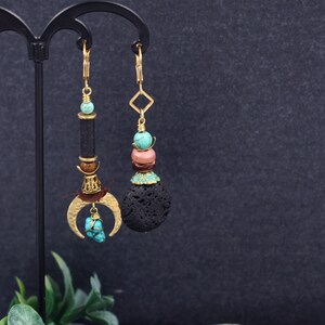 Longues boucles d'oreilles turquoise demi lune dépareillées dorees geometriques bohemes image 2