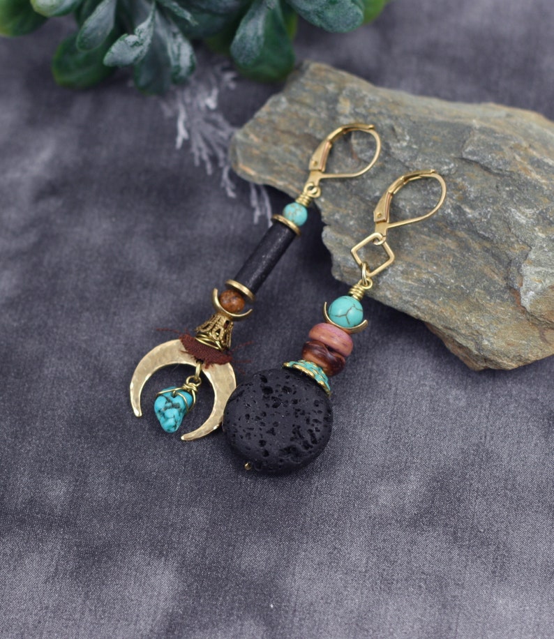 Longues boucles d'oreilles turquoise demi lune dépareillées dorees geometriques bohemes image 1