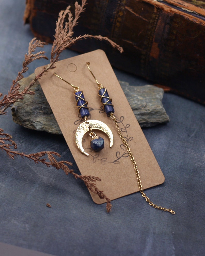 Boucles d'oreilles lapis lazuli demi lune dépareillées doré bleu geometriques bohemes, cercles image 3